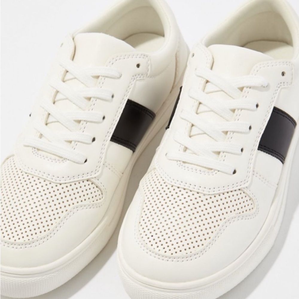 American Eagle Outfitters Black and White Tennis Shoe Sneakers